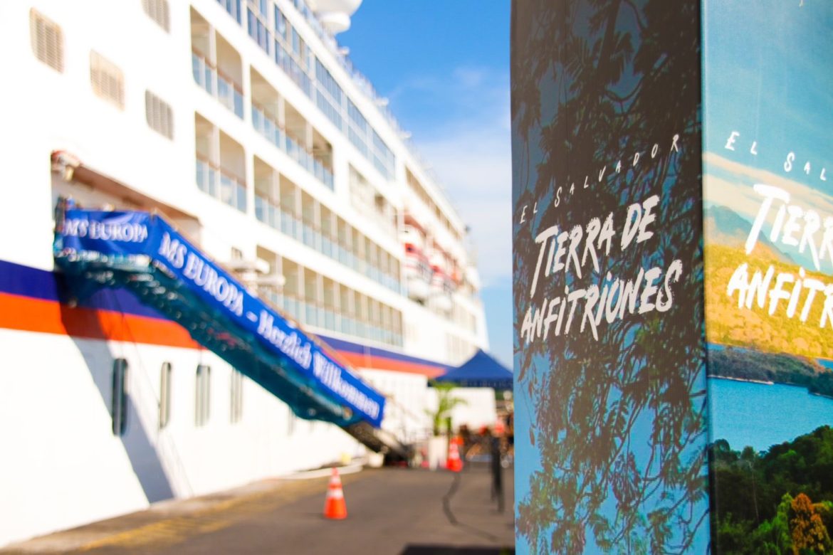 Atraca en El Salvador el lujoso crucero Europa