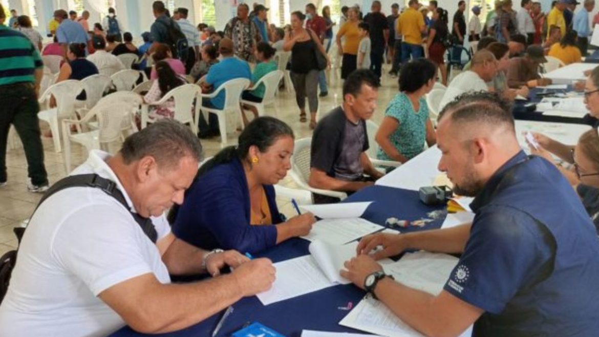Excombatientes y veteranos de la zona occidental de El Salvador reciben beneficio económico