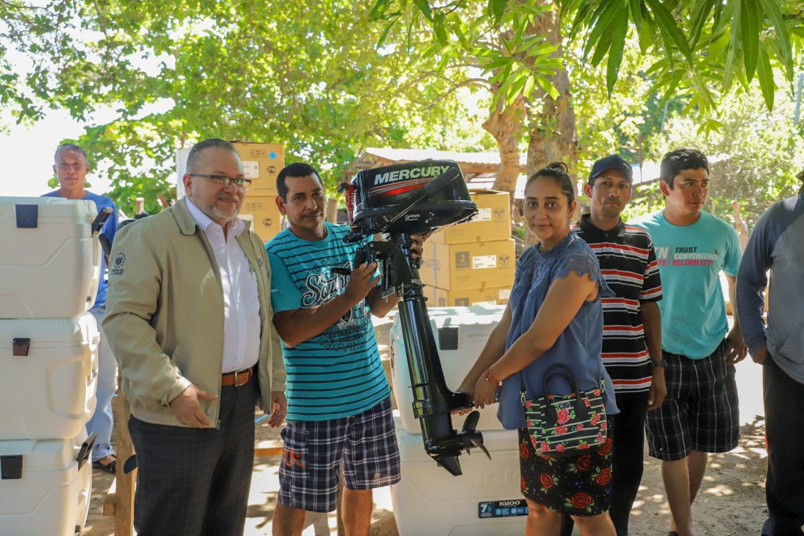 Más de 170 familias de pescadores son beneficiados con la entrega de 38 motores y otras herramientas