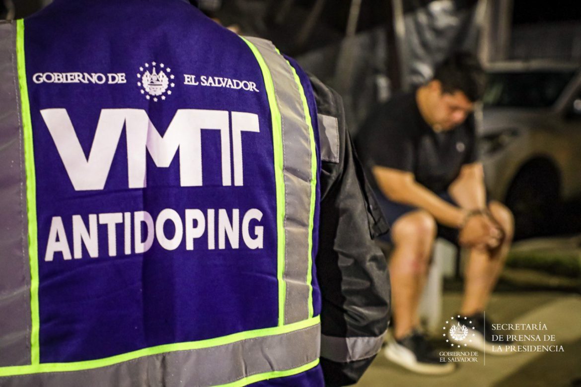 VMT, en conjunto con la PNC, detienen a 23 conductores peligrosos en cerco antidopaje en Santa Ana