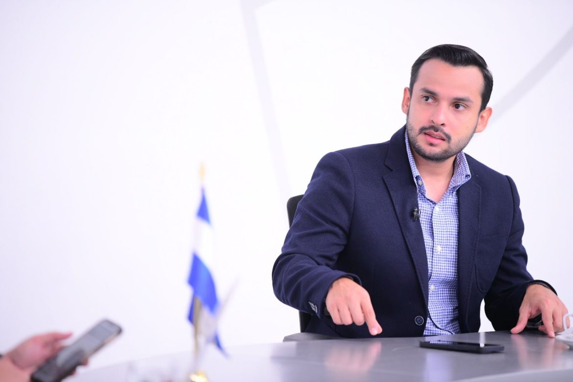 Viceministro de Transporte informó que instalación de semáforos inteligentes ronda del 70%