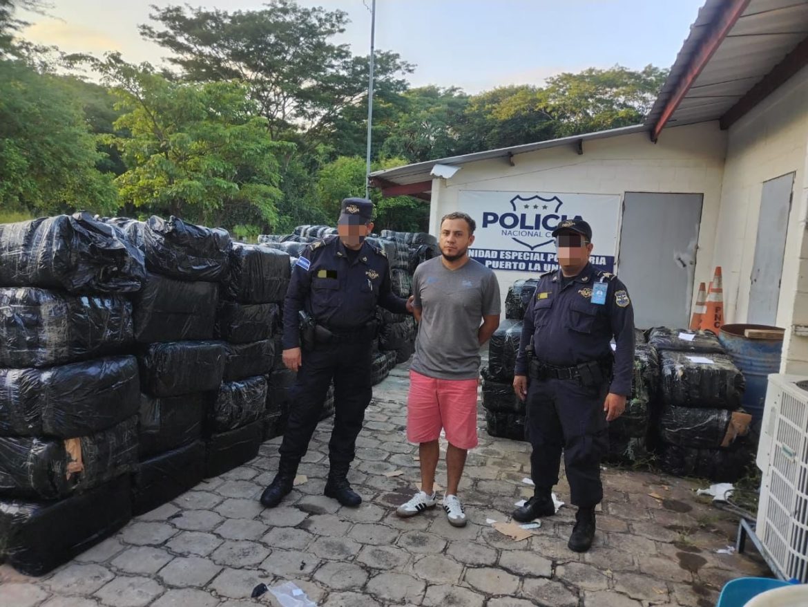 Capturan a hombre por contrabando de más de $260 mil en zapatos