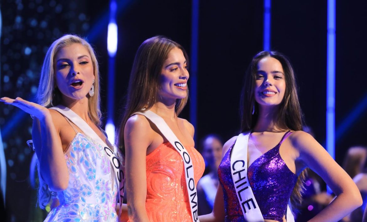 FOTOS | Aspirantes a la corona de Miss Universo realizan el último ensayo previo a la gala final de esta noche