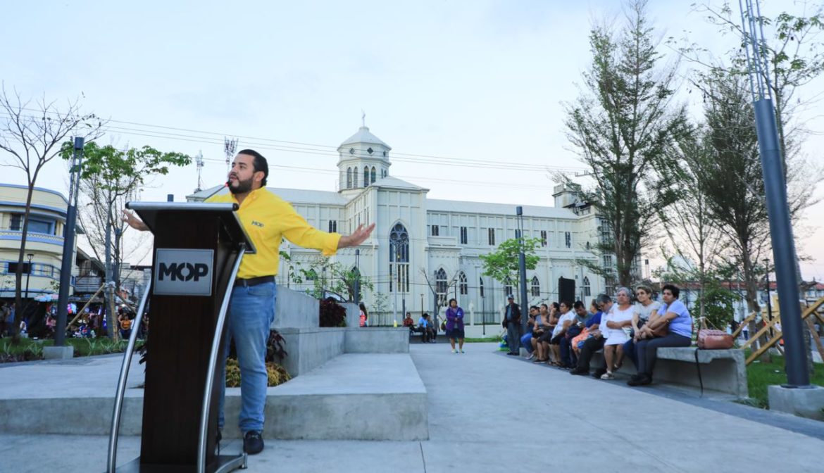 Ministro de Obras Públicas entrega plazas renovadas en Centro Histórico de San Salvador