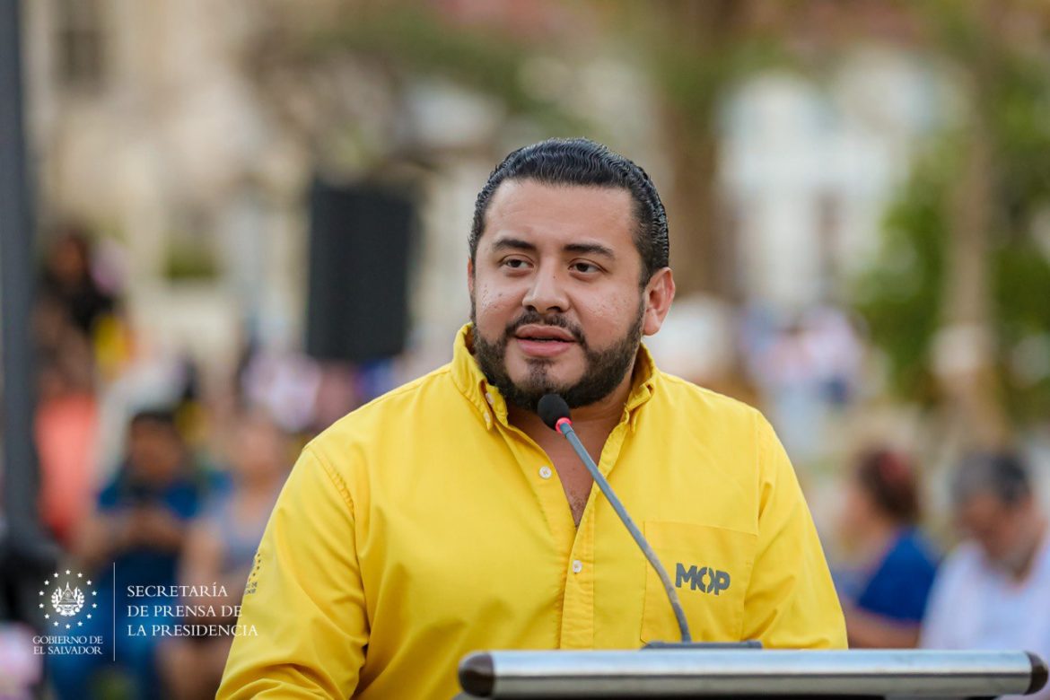 Ministro de Obras Públicas entregó obras de renovación de plazas en el Centro Histórico de San Salvador