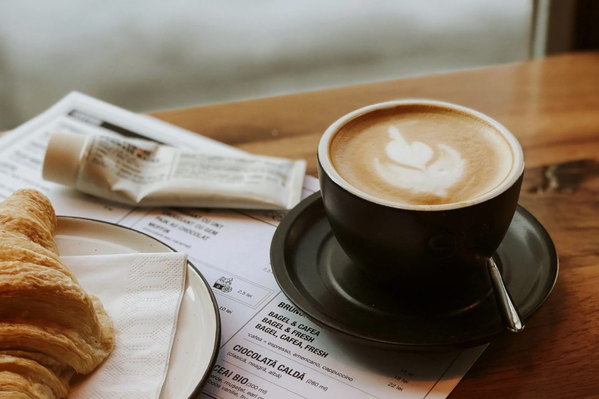 ¿Beber café tiene efectos diferentes dependiendo de la hora?