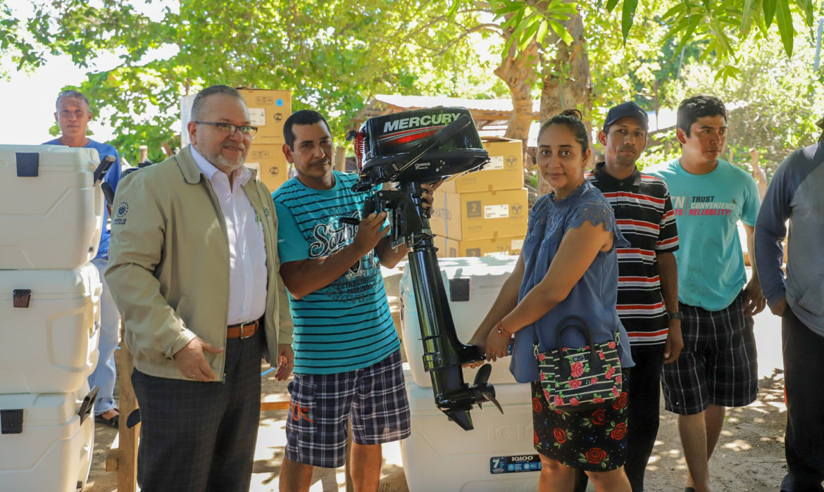 El MAG entrega motores a pescadores de Usulután