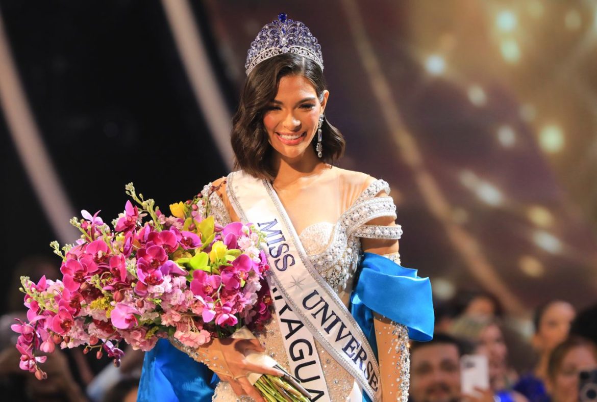 Isabella García-Manzo, Miss El Salvador 2023, felicita a Sheynnis Palacios, ganadora de Miss Universo 2023