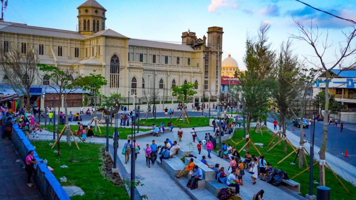 Entregan renovadas las plazas del Centro Histórico
