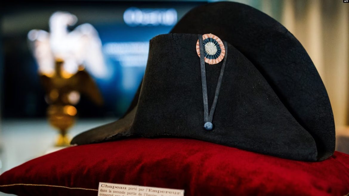 Sombrero de Napoleón se vende en $2,1 millones en subasta en París