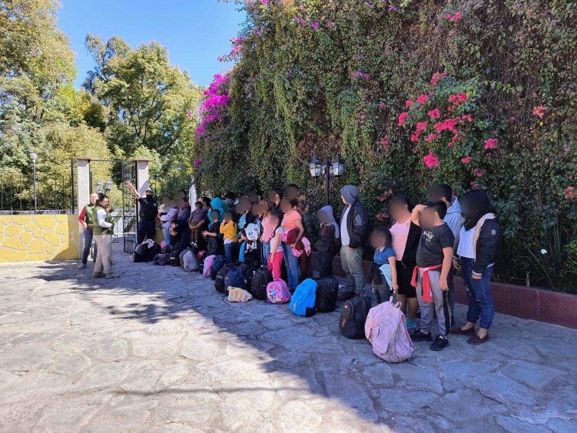 En México transportaban ilegalmente y hacinados a 100 migrantes en autobús turístico