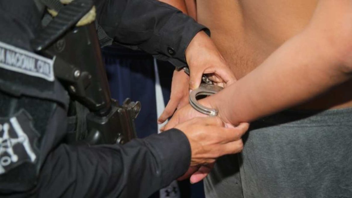 Capturan a pandillero con una escopeta y dos revólveres