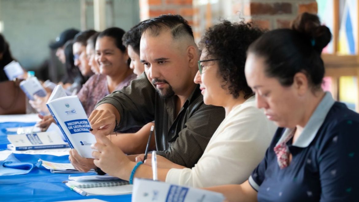 TSE continúa trabajando y capacitado a los miembros de las JRV para elecciones más transparentes.