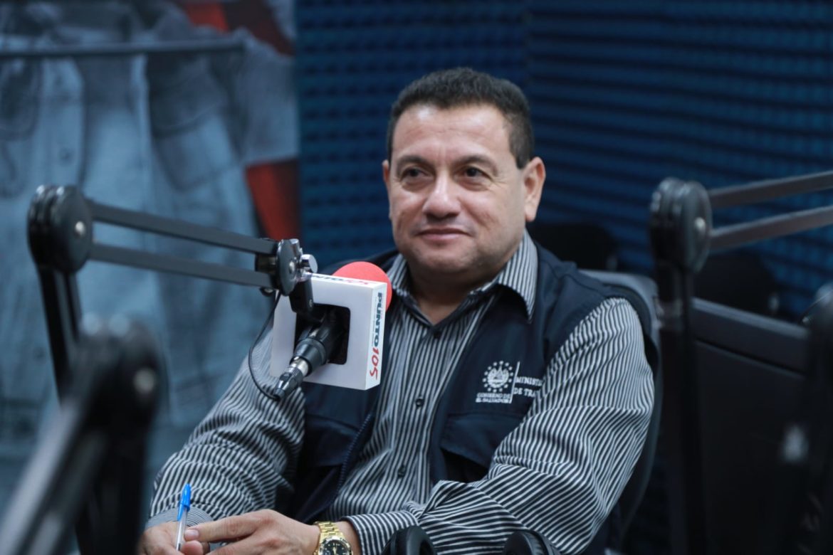 Ministro Castro asegura que iniciarán acciones para que el pago del aguinaldo a los trabajadores se realice en el tiempo establecido por ley