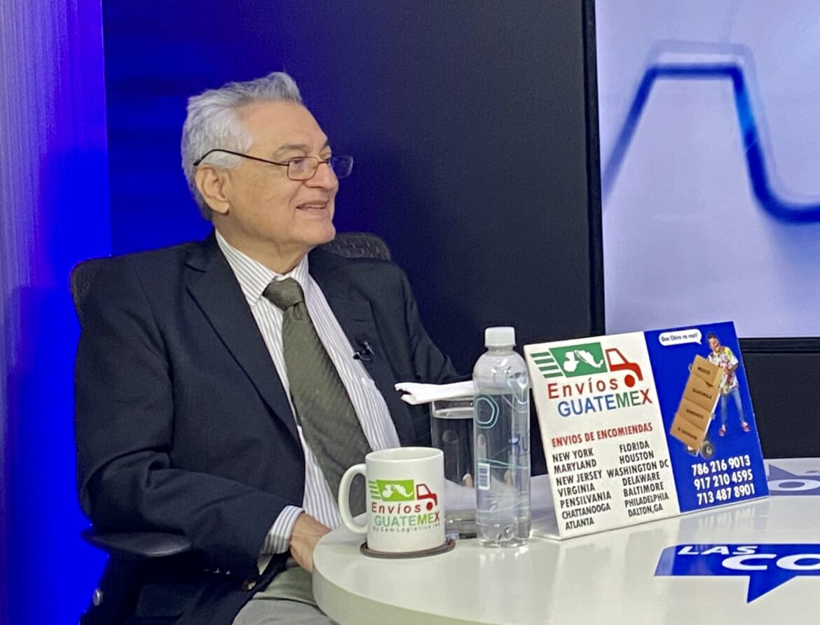 González proyectó que Bukele ganará con un 97 % de los votos y sostiene que debería gobernar hasta por 20 años