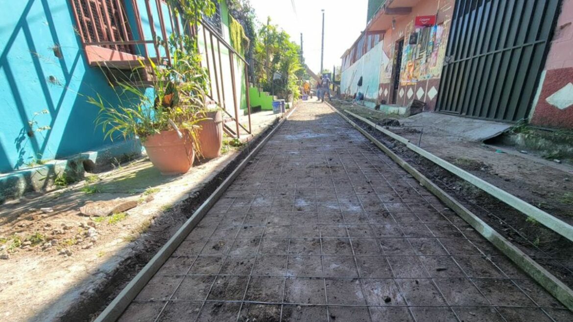 Alcaldía de Santa Tecla trabaja en la conformación de aceras en diferentes puntos del municipio