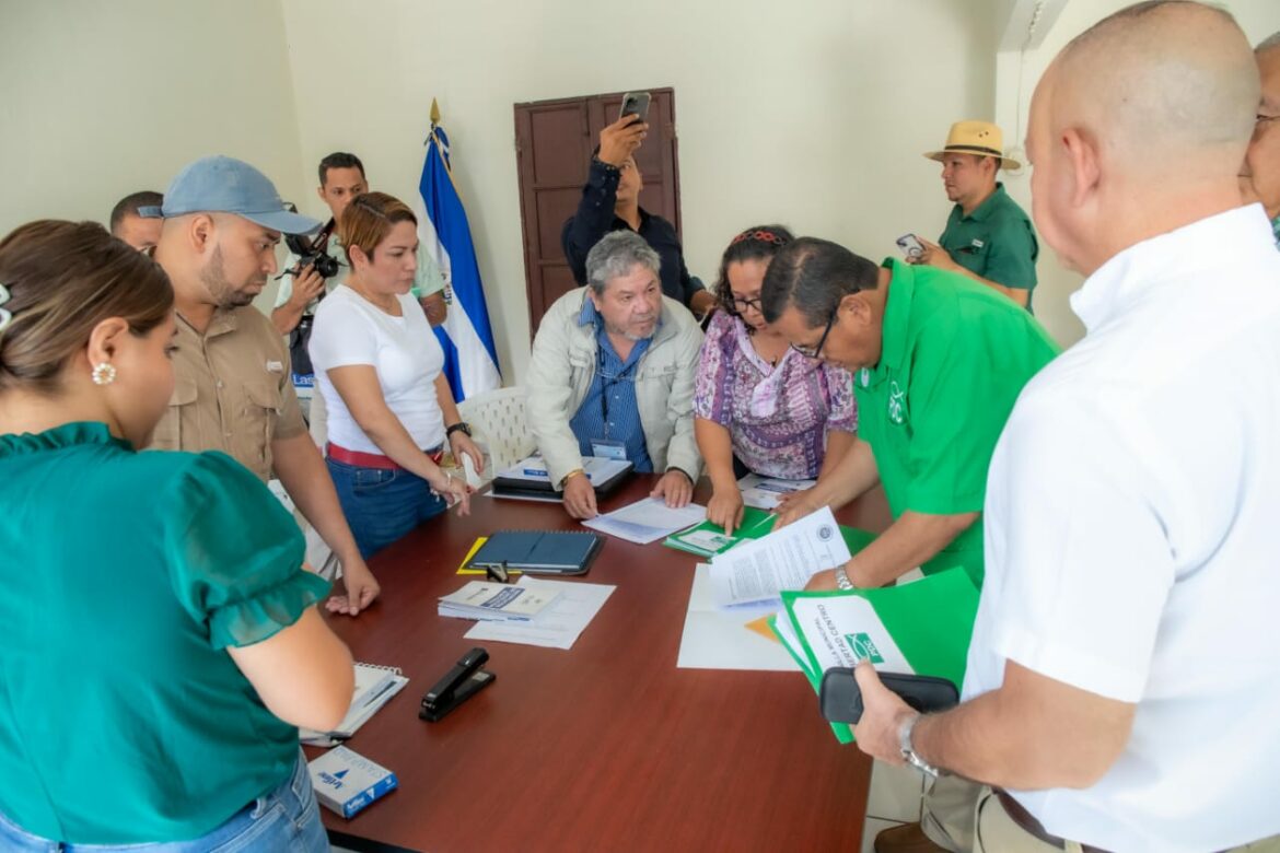 JED de La Libertad recibe solicitud de inscripción de planillas municipales del PDC y GANA