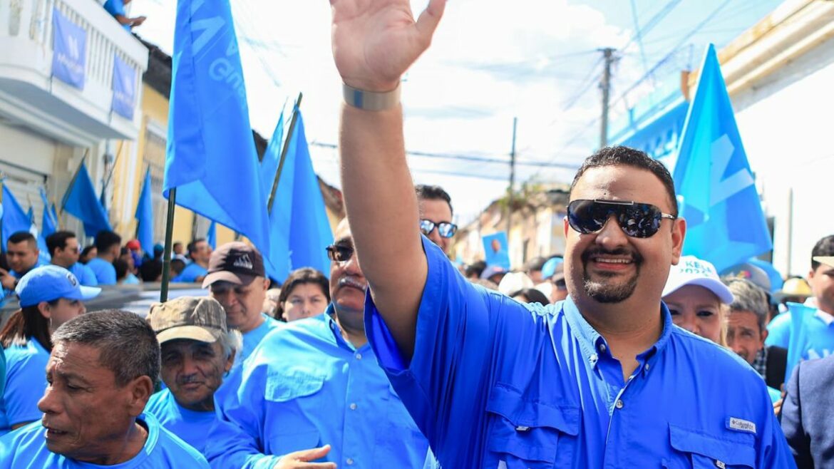 Gustavo Acevedo se inscribe oficialmente como candidato alcalde por Santa Ana Centro