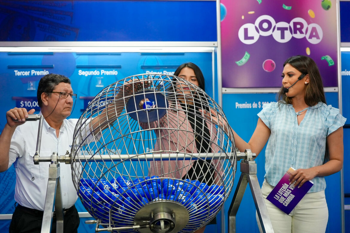 La Lotería realizó sorteo en honor al Día Nacional de los Salvadoreños en el Exterior