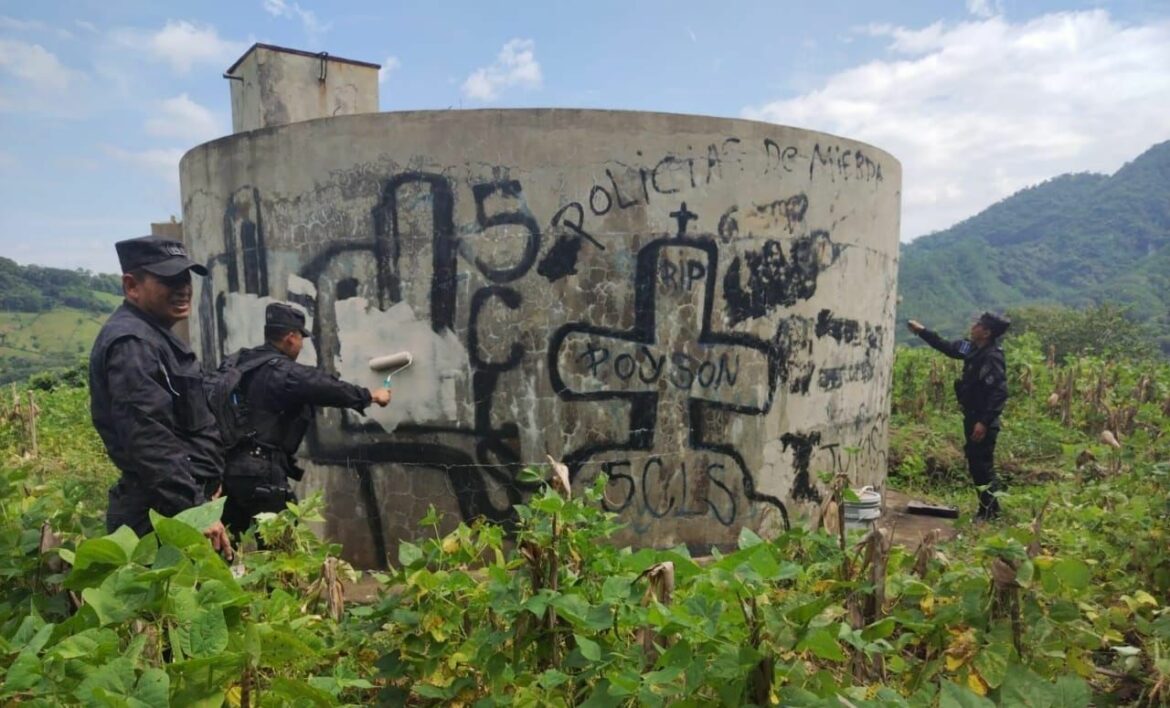 PNC elimina grafitis de pandillas en Talnique, La Libertad