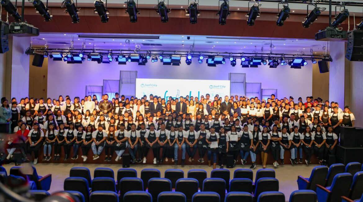 Gradúan a más de 240 jóvenes del programa de formación culinaria Gastro-Lab Surf City de La Libertad, Santa Ana y La Unión