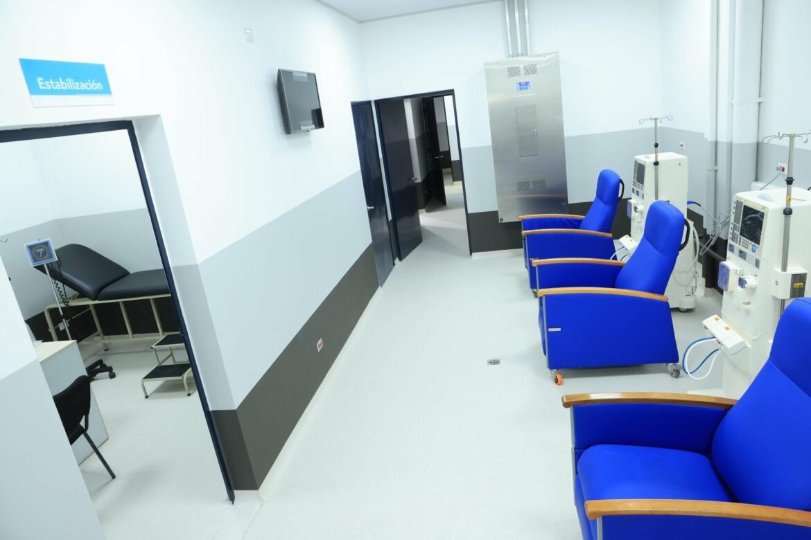 DOM entregó nueva clínica especializada de hemodiálisis en Tecoluca, San Vicente