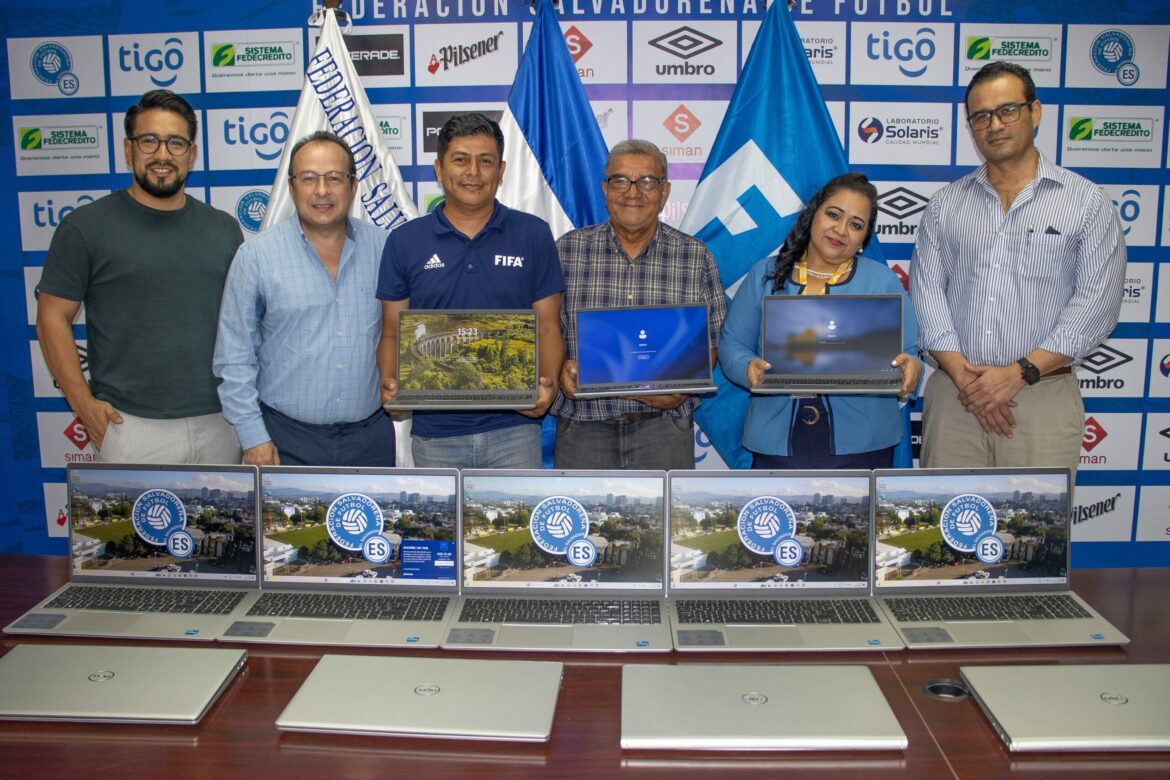 Comisión de Regularización de la FESFUT entregó equipo informático a las ADFA de San Salvador, Cuscatlán y La Libertad
