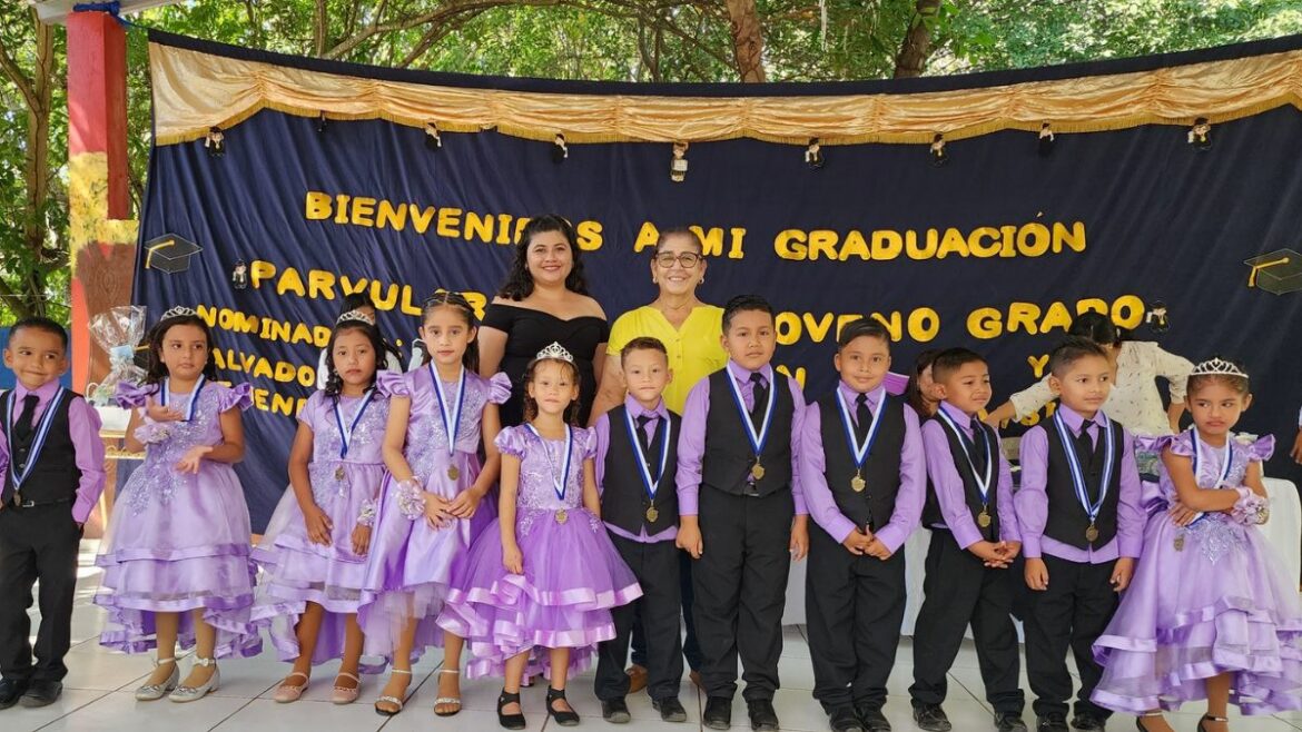 Alcalde Salvador Menéndez apadrinó graduación en Centro Escolar Cantón San Marcos Jiboa