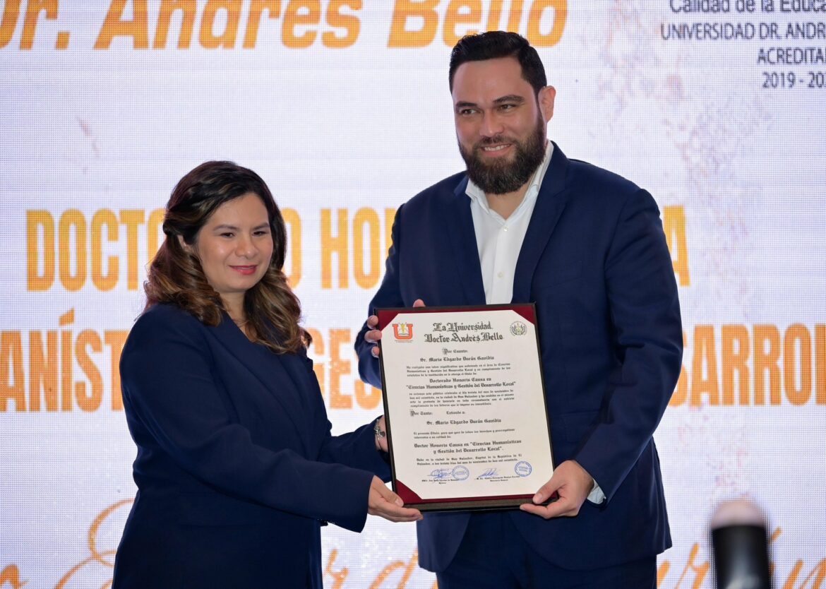 Alcalde Mario Durán recibió reconocimiento de parte de la UDB