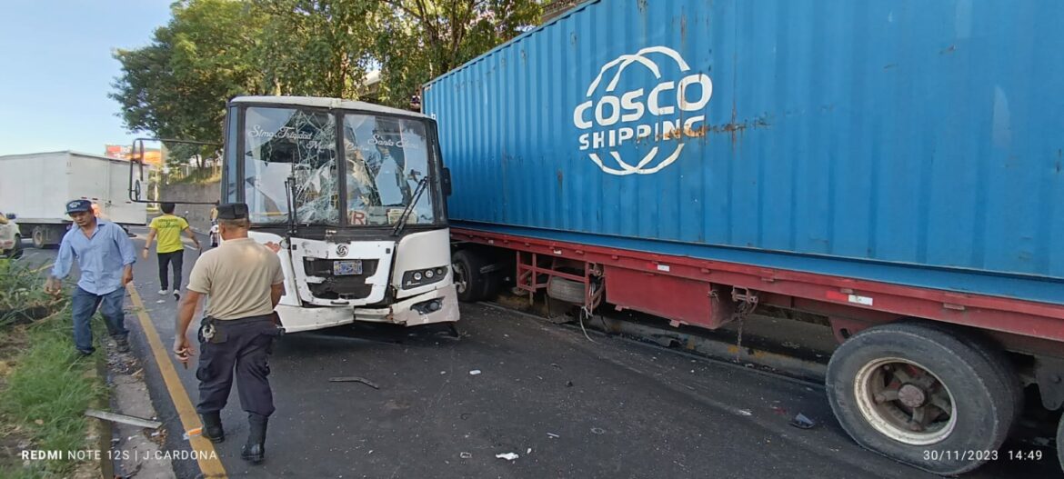 Furgón perdió el control y provocó múltiple accidente en el bulevar de Los Próceres, dejando varios lesionados