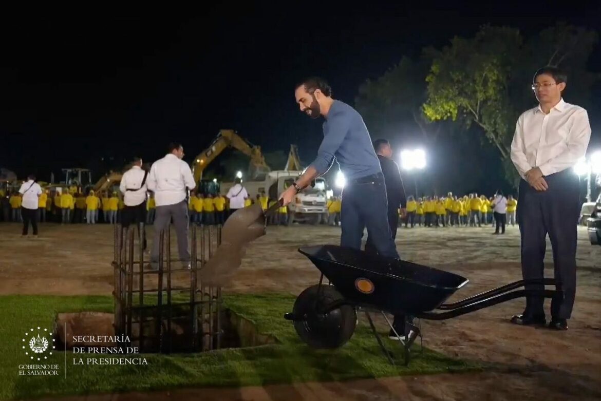 Pdte. Bukele y embajador de China colocaron la primera piedra del nuevo Estadio Nacional de El Salvador