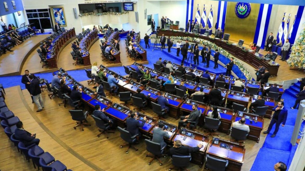 Asamblea Legislativa autoriza licencia al presidente Nayib Bukele y ratifica a la designada