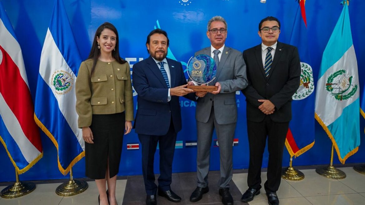 El Salvador entrega presidencia del SICA
