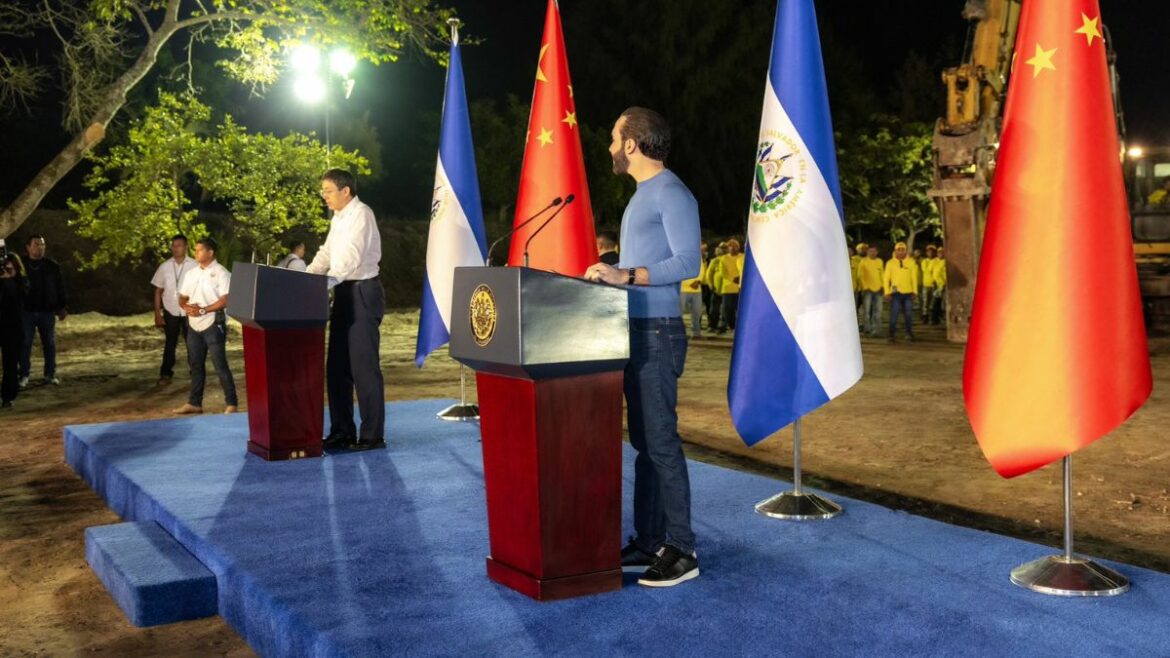 Embajador de la República Popular China y presidente Nayib Bukele dan inicio a la construcción del estadio donado por China