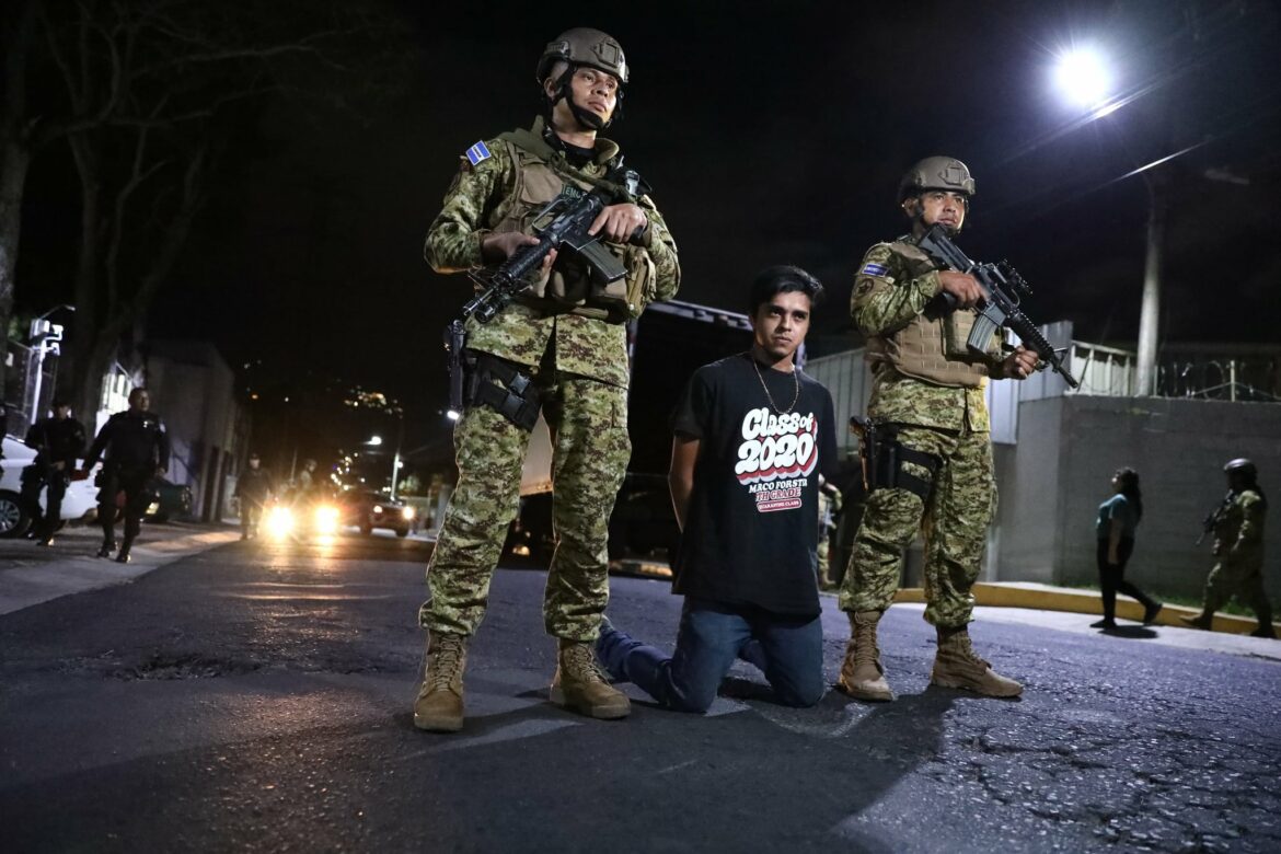 Detiene a alias “Ñeñe” presunto pandillero que fue captado en video, pidiéndole el DUI a un repartidor de comida rápida