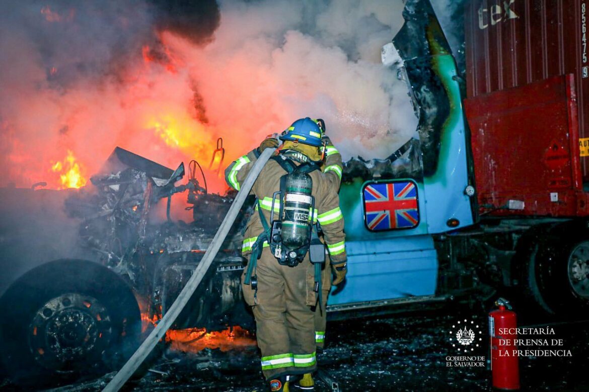 Bomberos extinguieron incendio en una rastra esta madrugada de sábado
