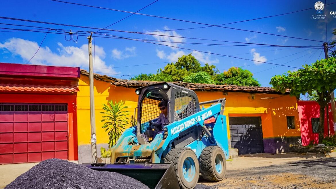 Trabajos de Pavimentación de Calles en la Colonia Santa Lucía