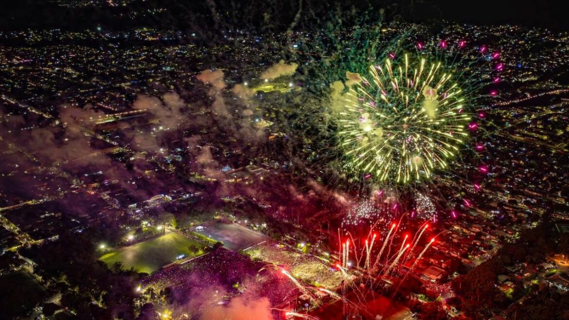 Show de Drones y Luces Campero desde el Parque Deportivo El Cafetalón, en Santa Tecla