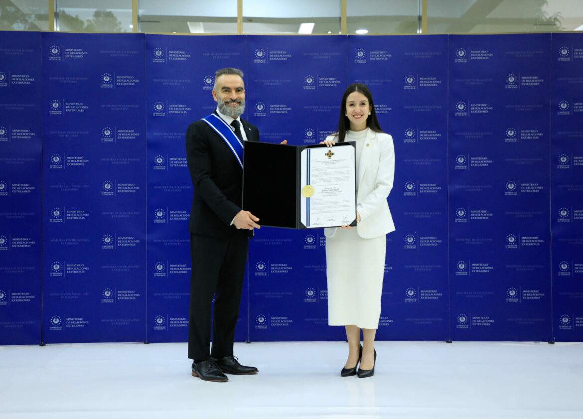 Gobierno condecoró al embajador de Argentina en El Salvador, Rubén Javier Ruffi