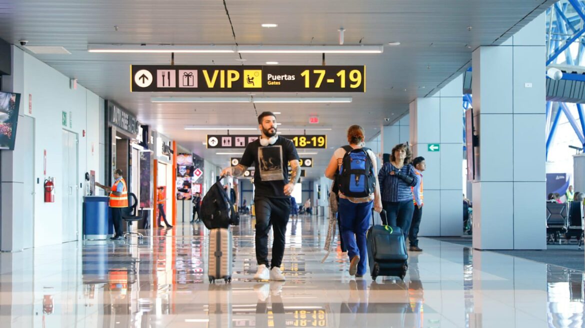 Migración proyecta que El Salvador recibirá a 1.3 millones de visitantes en la temporada navideña