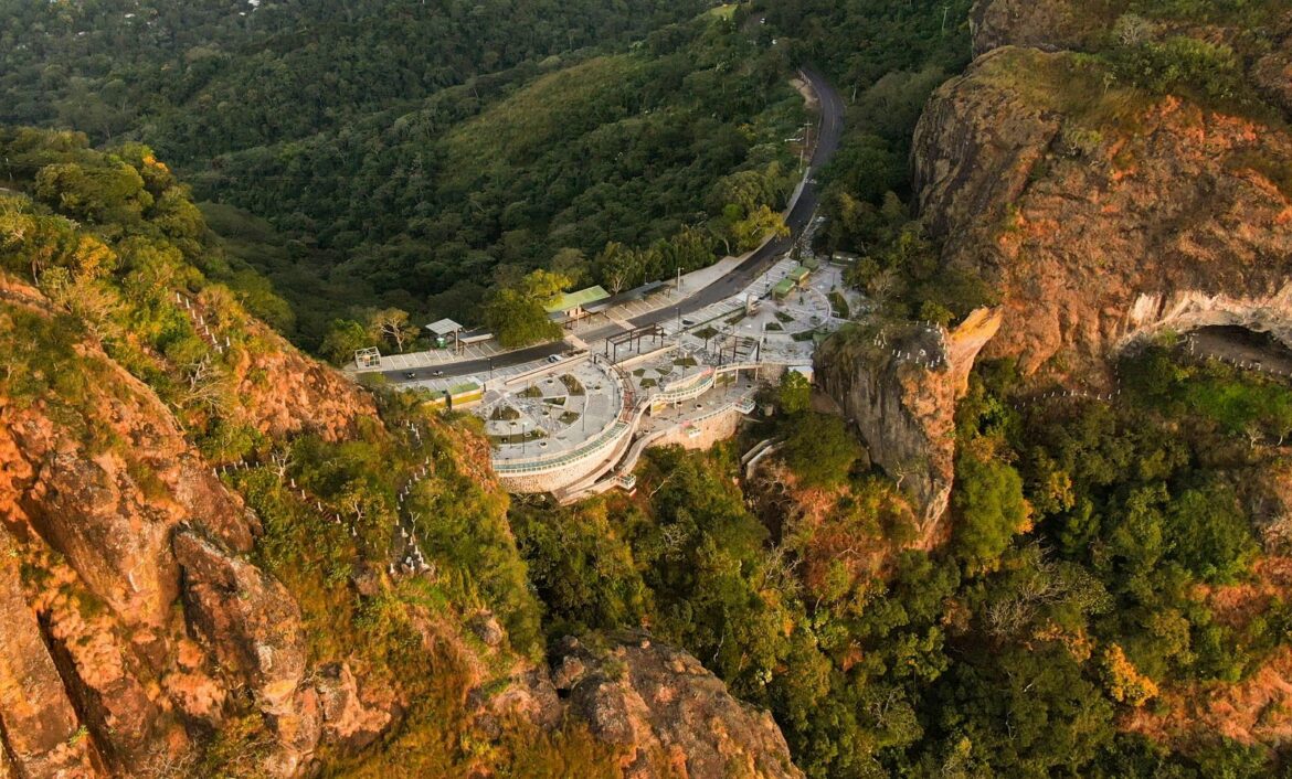 Turistas nacionales e internacionales ya disfrutan de la renovada Puerta del Diablo