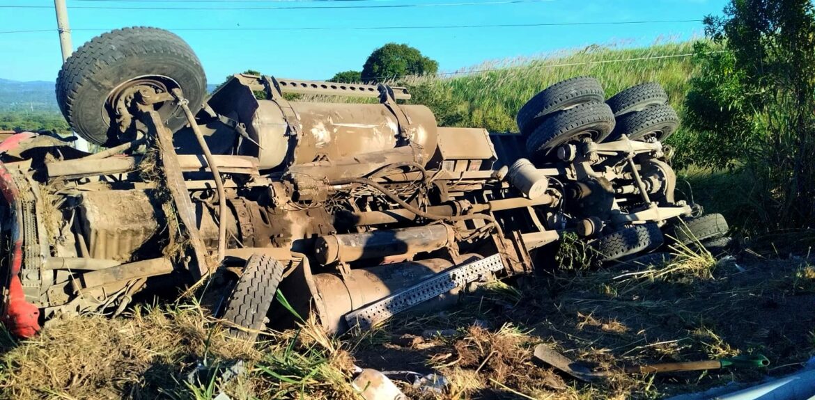 Camión de volteo volcó en las inmediaciones del redondel Integración