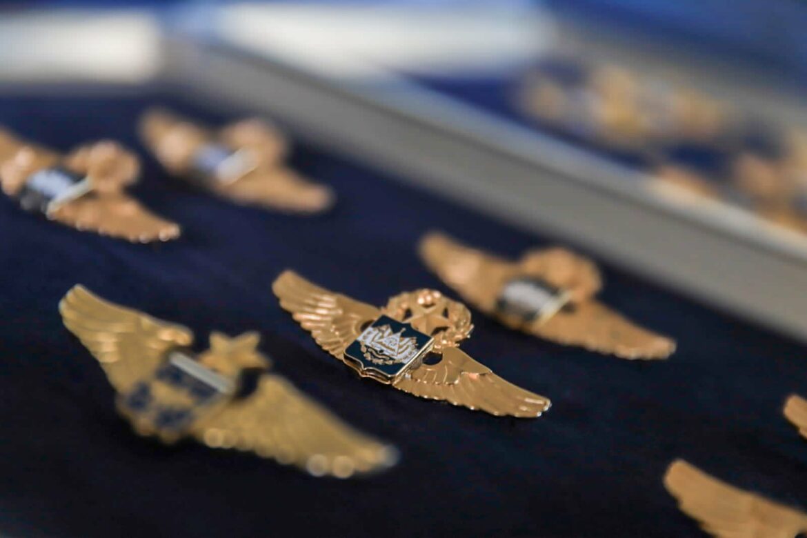42 oficiales recibieron alas de piloto aviador avanzado
