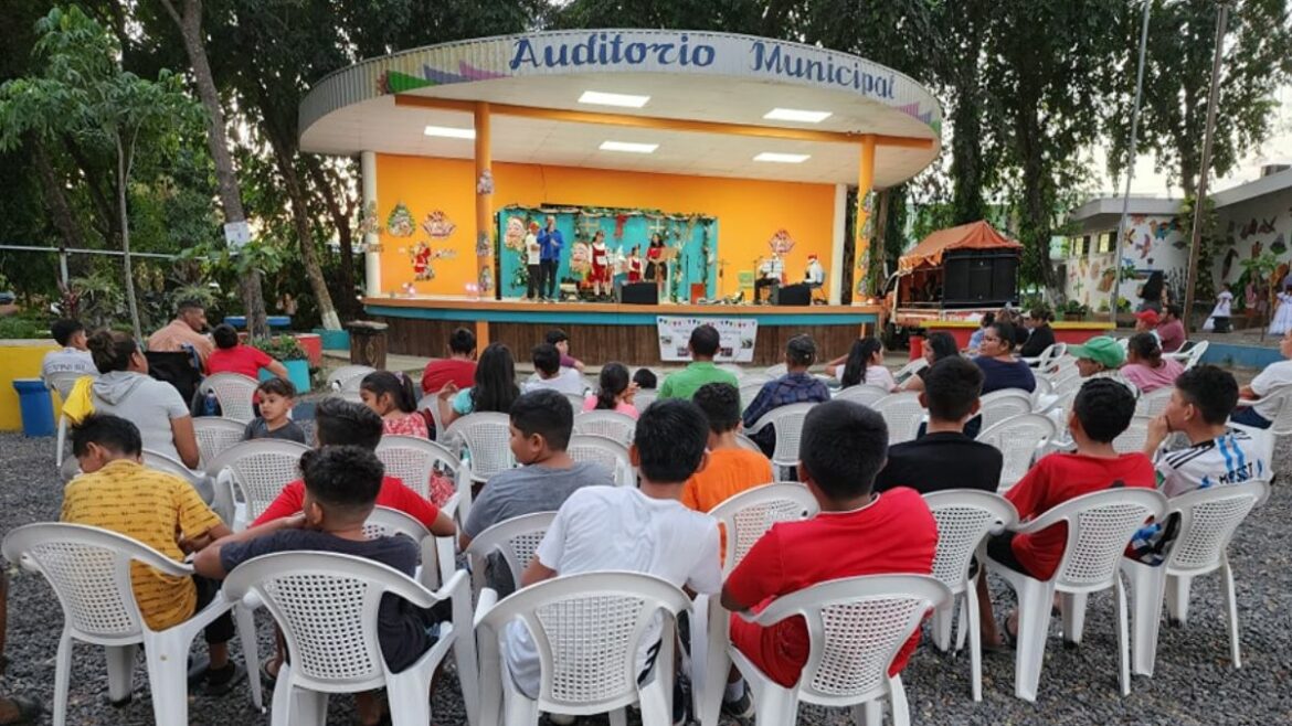 Tarde Navideña en el Auditorio Municipal de San Luis Talpa