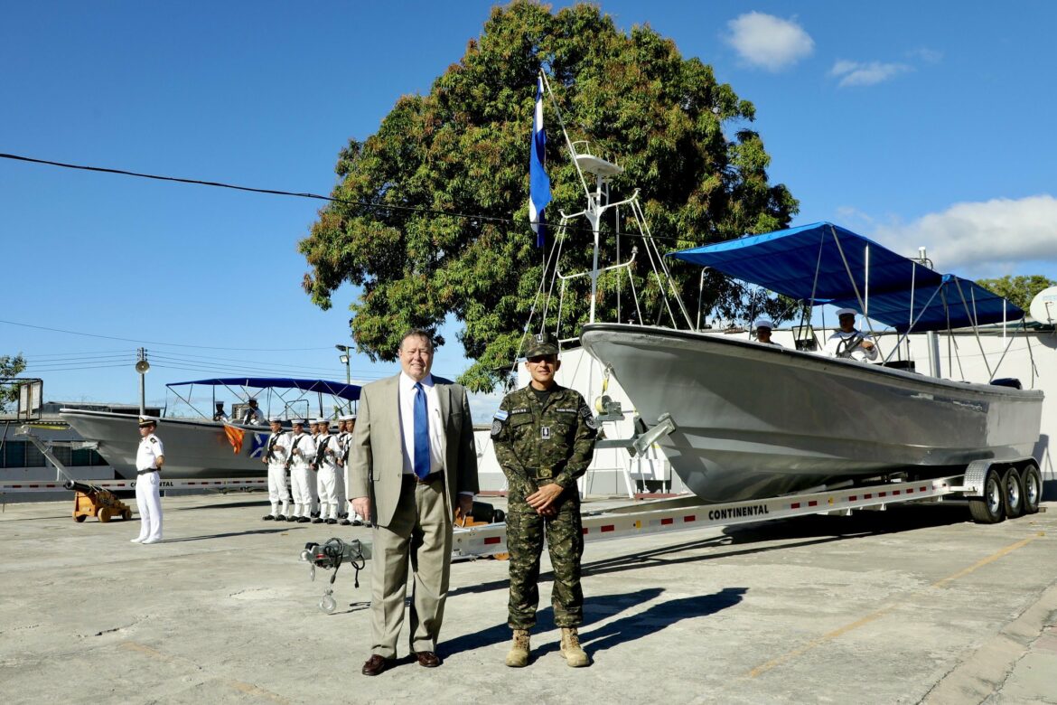 Estados Unidos entregó a El Salvador dos buques de patrullaje reacondicionados para operativos antinarcóticos