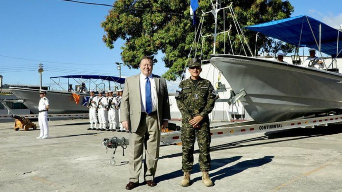 Estados Unidos dona a El Salvador dos buques para operativos antinarcóticos