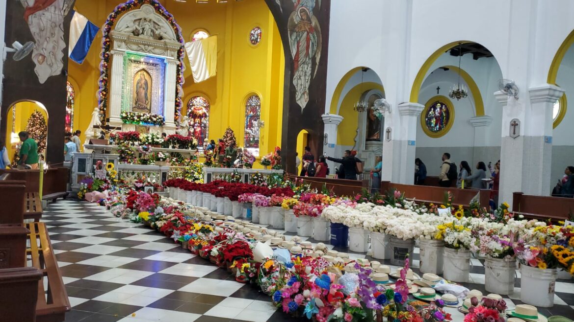 Salvadoreños acuden a la Basílica de Guadalupe a conmemorar su día
