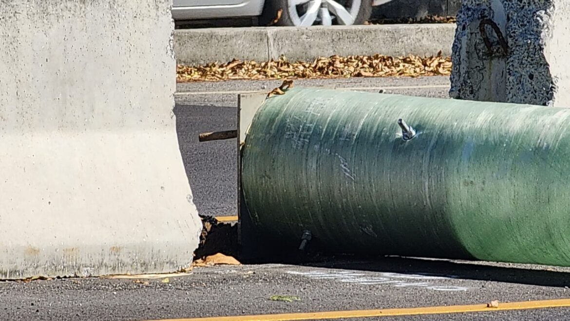 Reportan varios postes caídos sobre carretera hacia Comalapa
