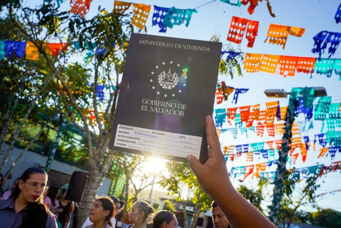 Ministra de Vivienda entregó escrituras de propiedad a 65 familias de Nuevo Cuscatlán