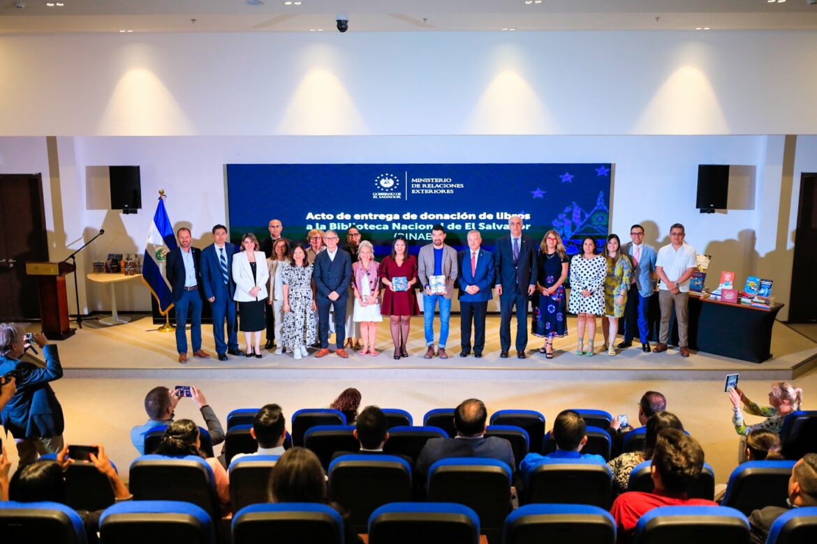 Cancillería recibió de países amigos y de salvadoreños en el exterior más de 5 mil libros para la BINAES